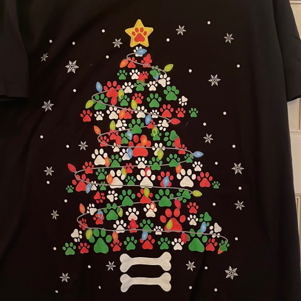 NWOT - dog paw print Christmas tree t-shirt holiday womens 3XL